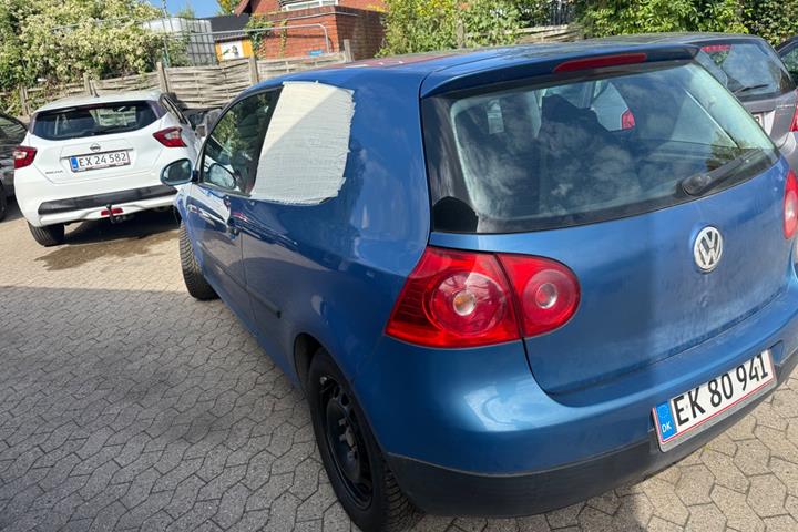 Blå VW Golf V fra 2004