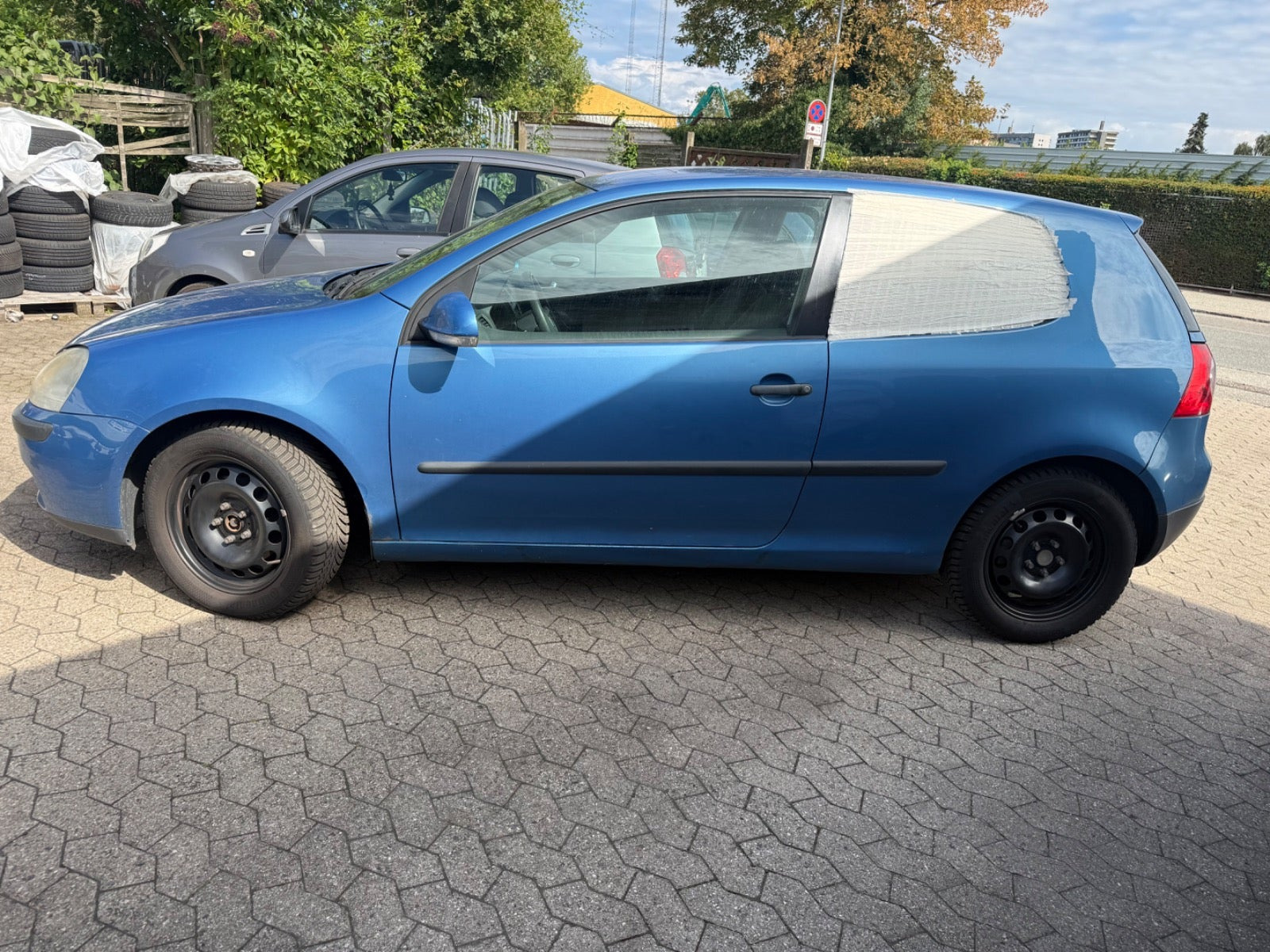 Blå VW Golf V fra 2004