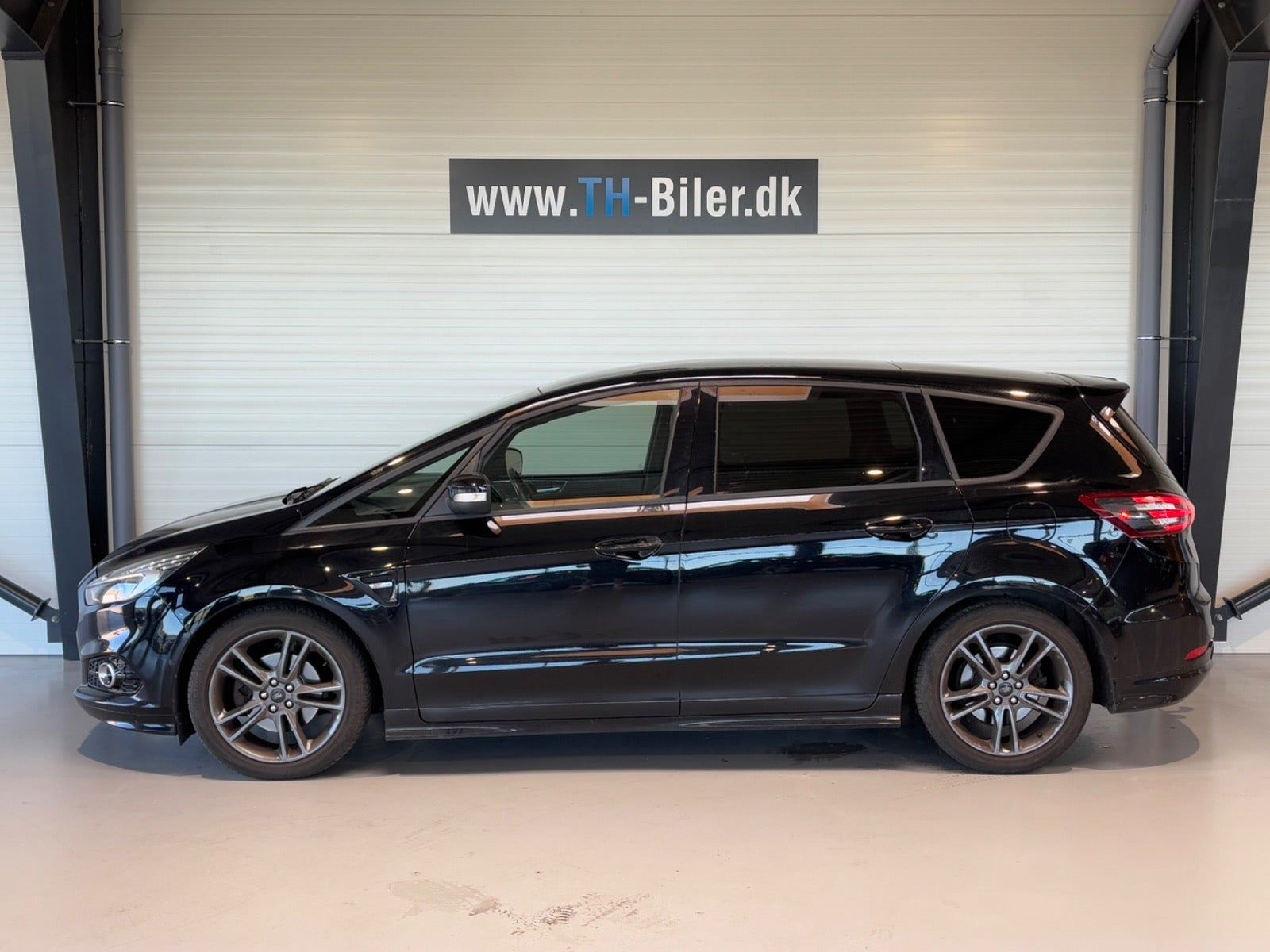 Rød Ford S-MAX fra 2018