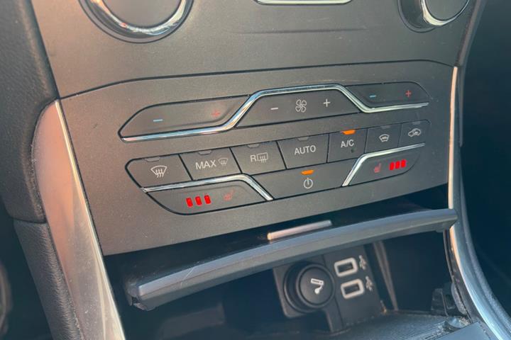 Rød Ford S-MAX fra 2018