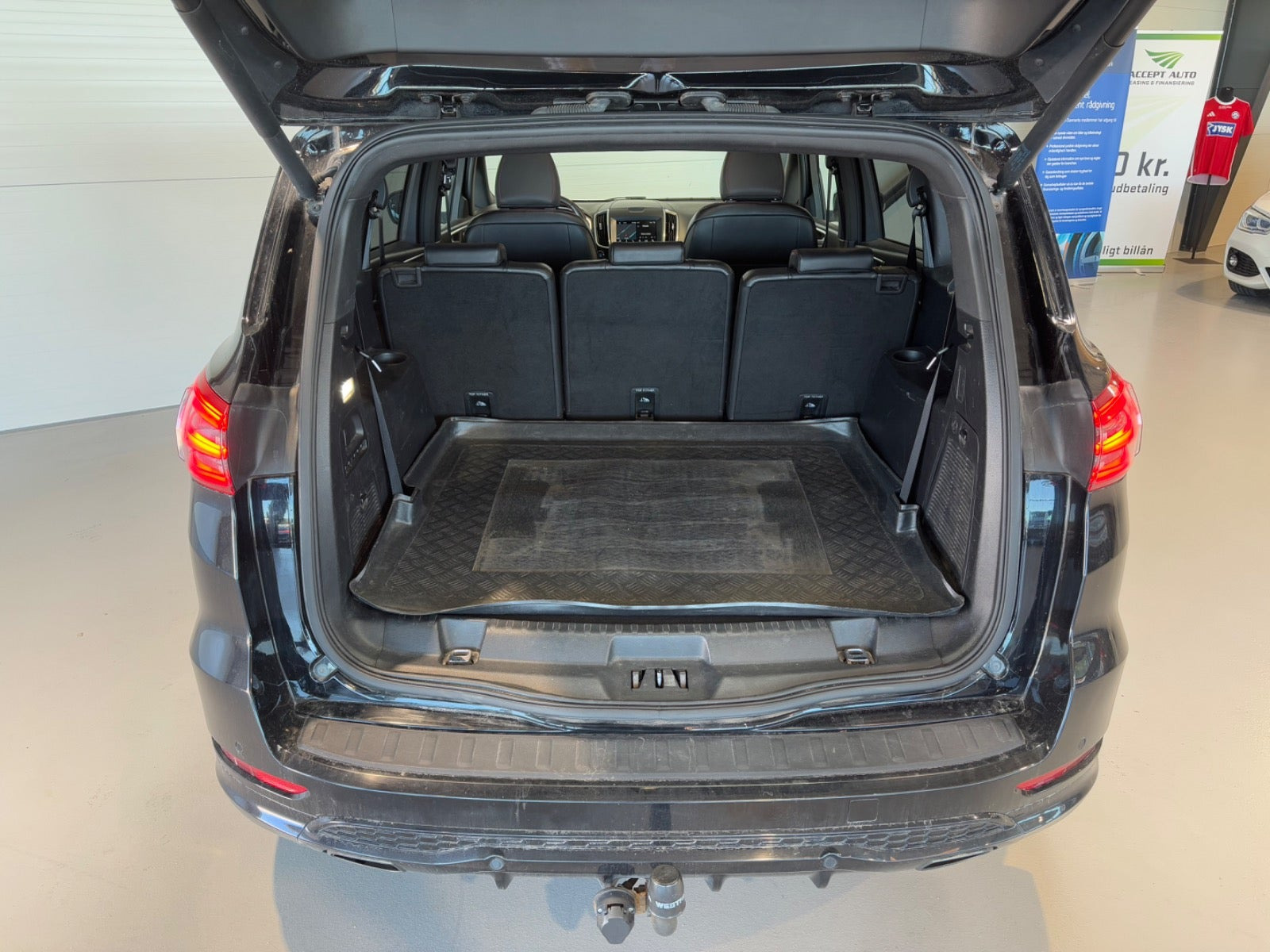 Rød Ford S-MAX fra 2018