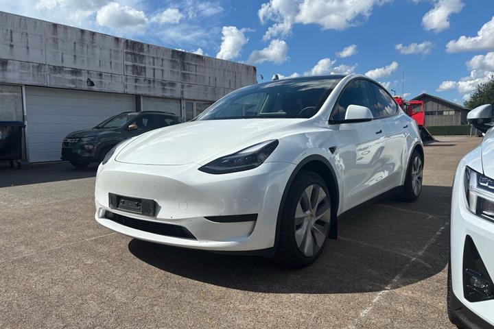 Hvid Tesla Model Y fra 2023