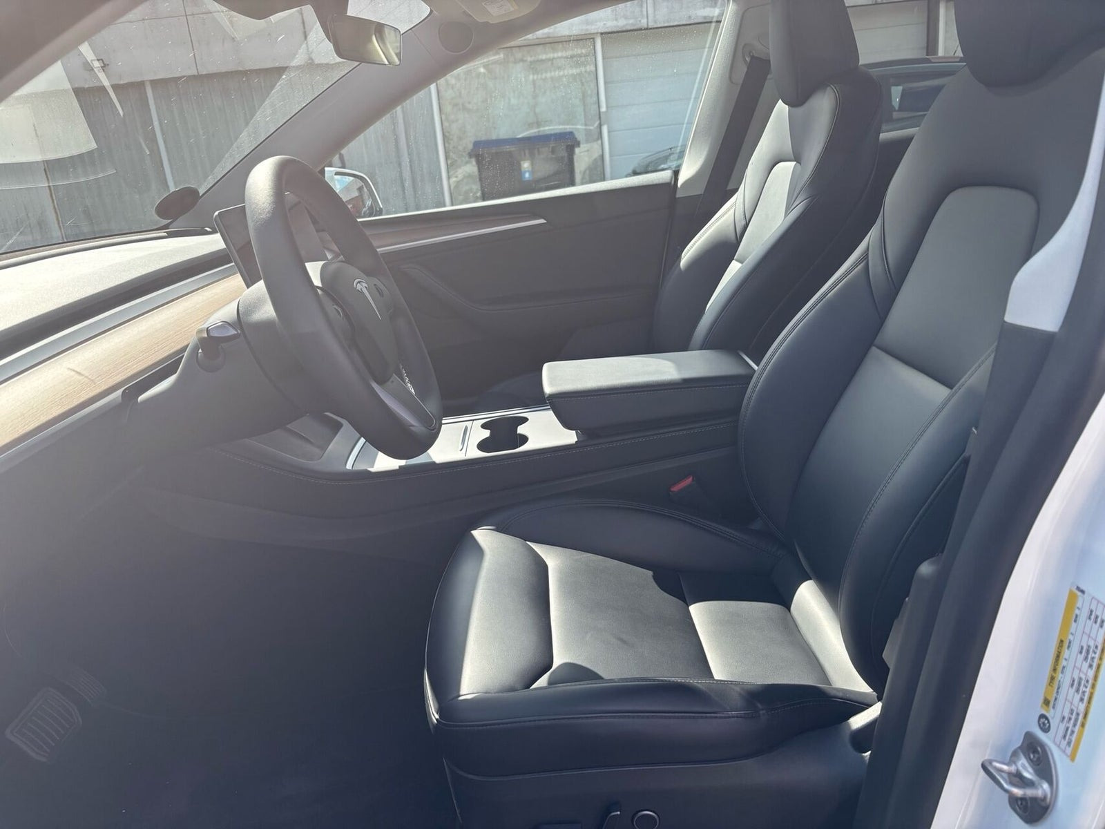 Hvid Tesla Model Y fra 2023