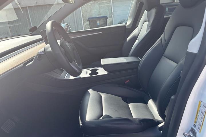 Hvid Tesla Model Y fra 2023