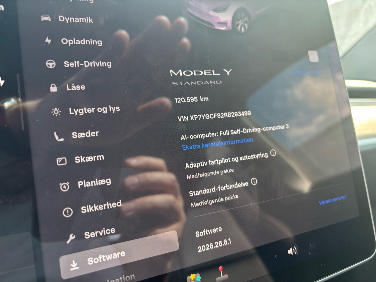 Hvid Tesla Model Y fra 2023