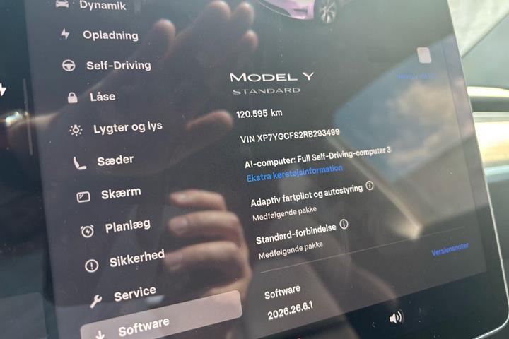 Hvid Tesla Model Y fra 2023
