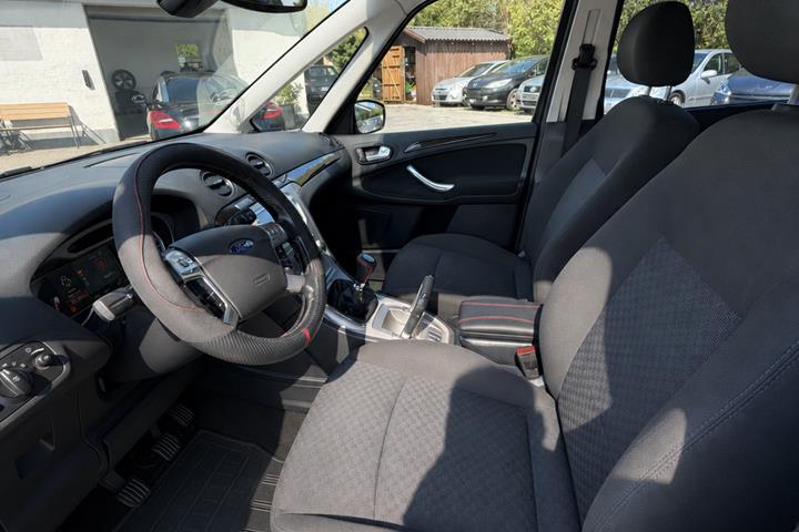 Sort Ford Galaxy fra 2007
