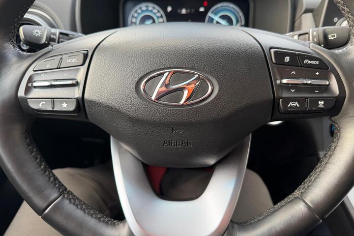 Blå Hyundai Kona fra 2021