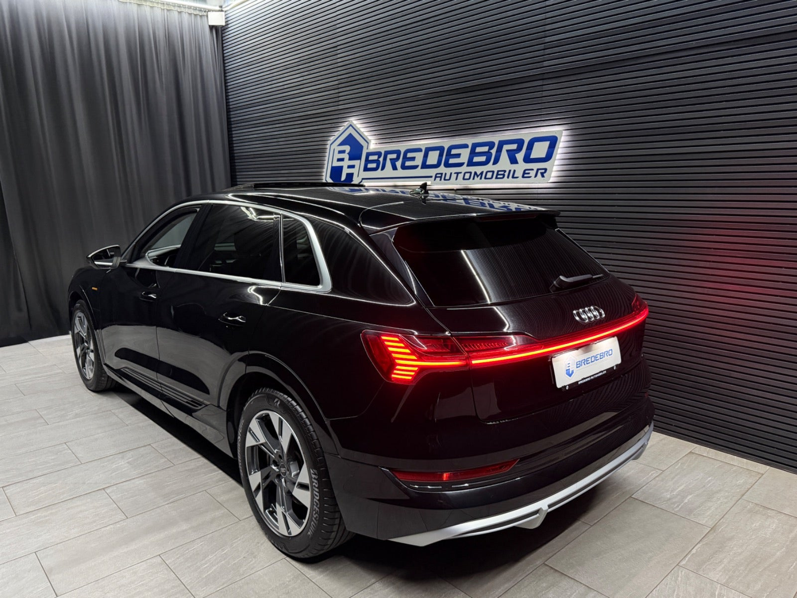 Sort Audi e-tron fra 2023