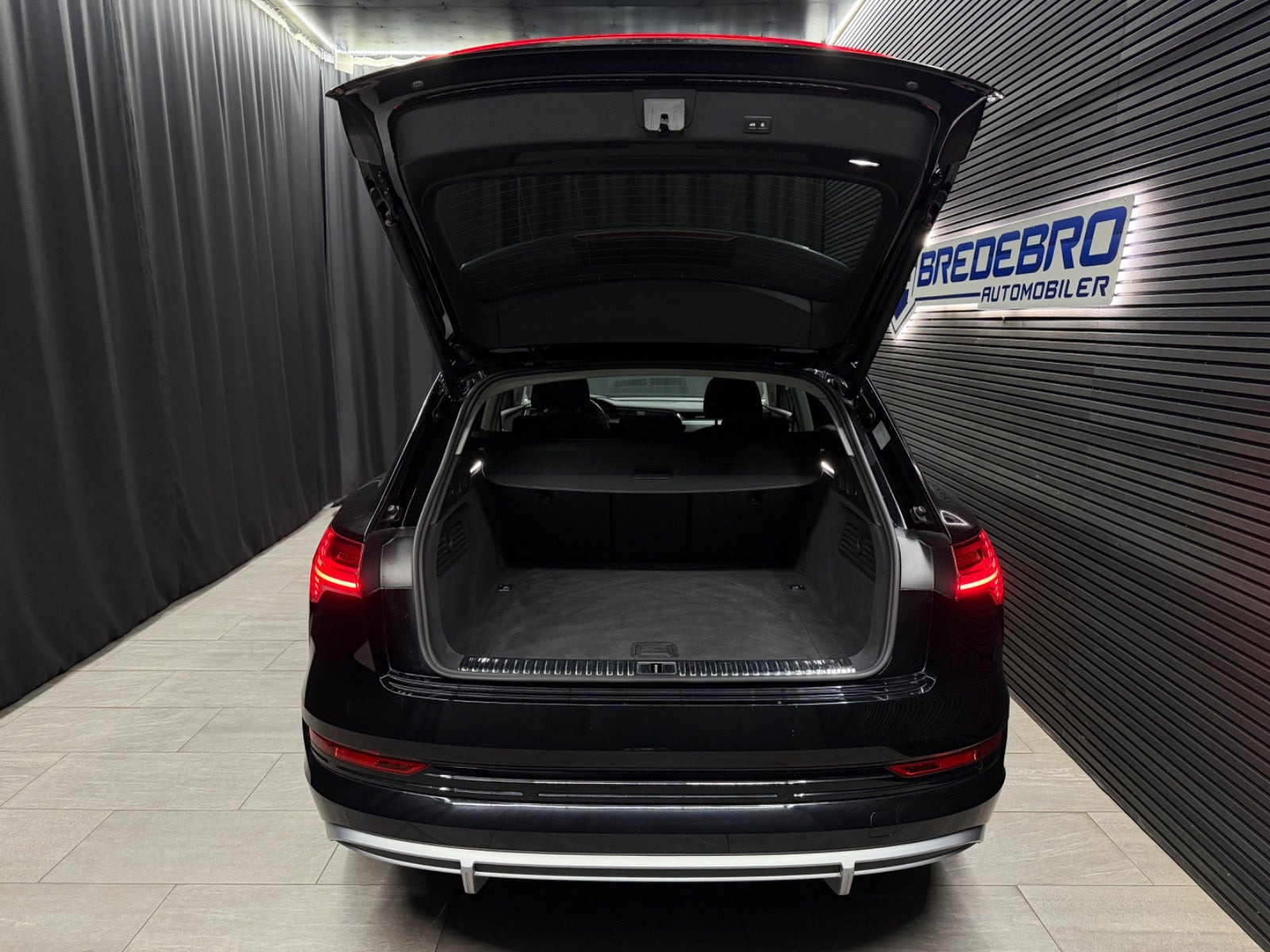 Sort Audi e-tron fra 2023