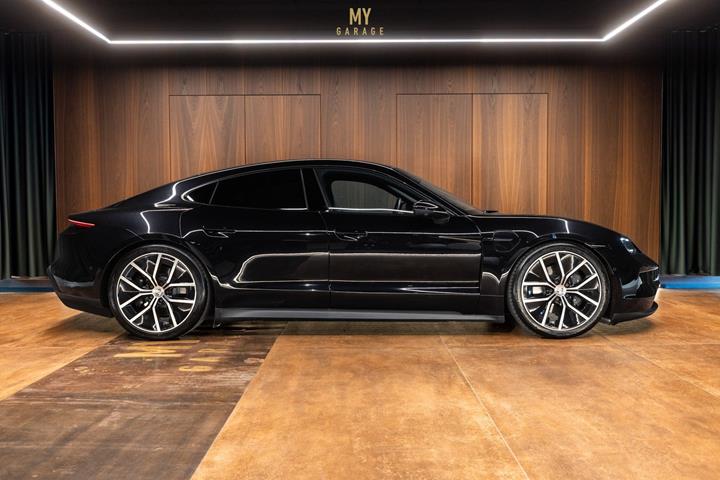 Sort Porsche Taycan fra 2025