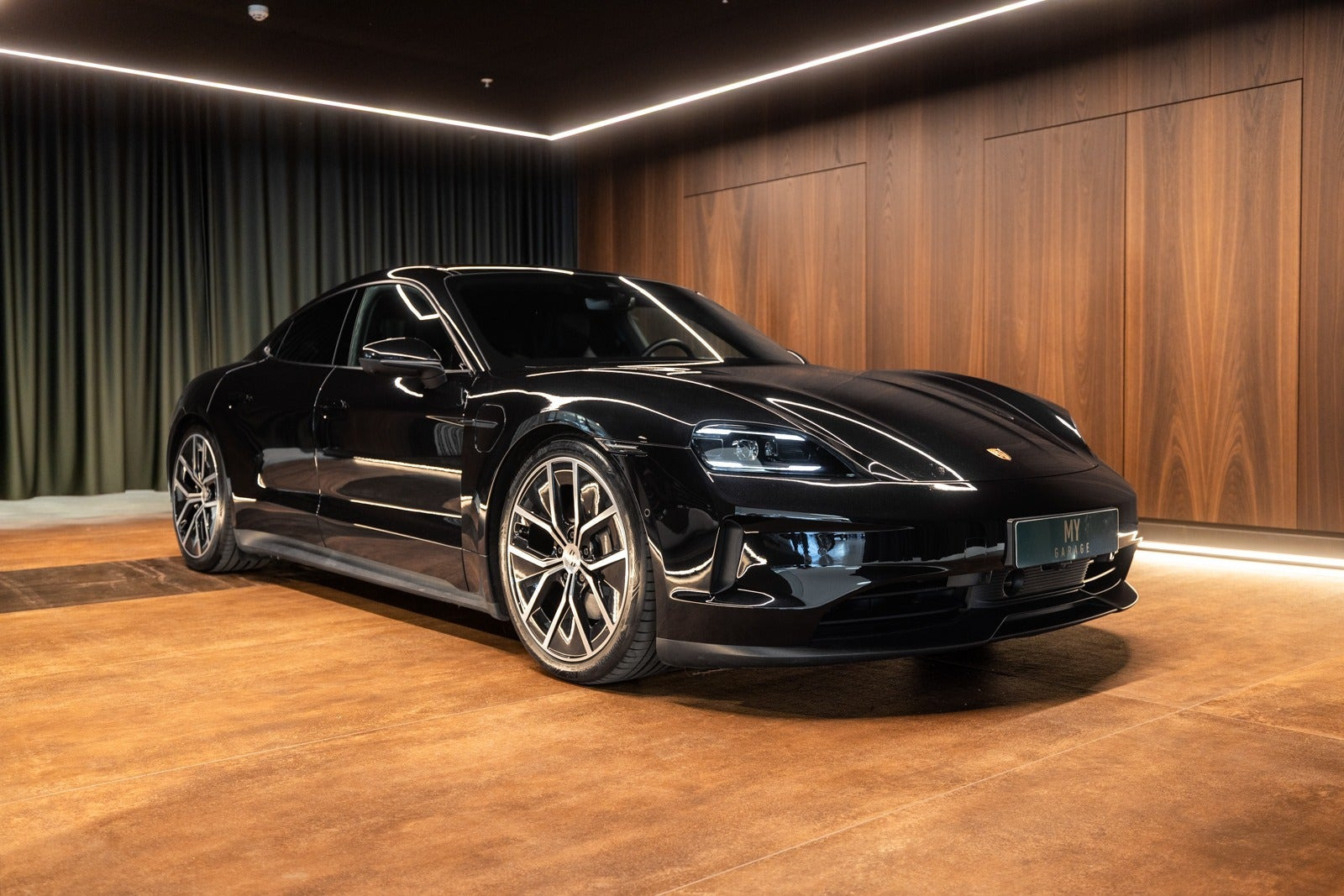Sort Porsche Taycan fra 2025