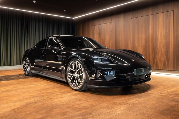 Sort Porsche Taycan fra 2025