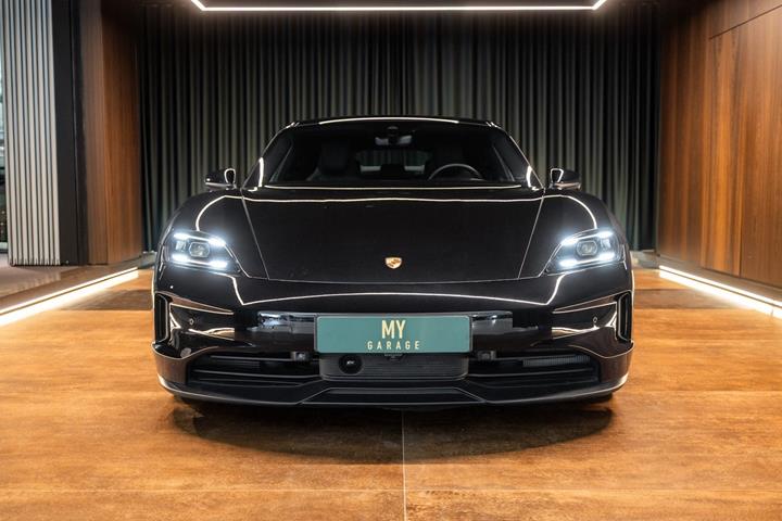 Sort Porsche Taycan fra 2025