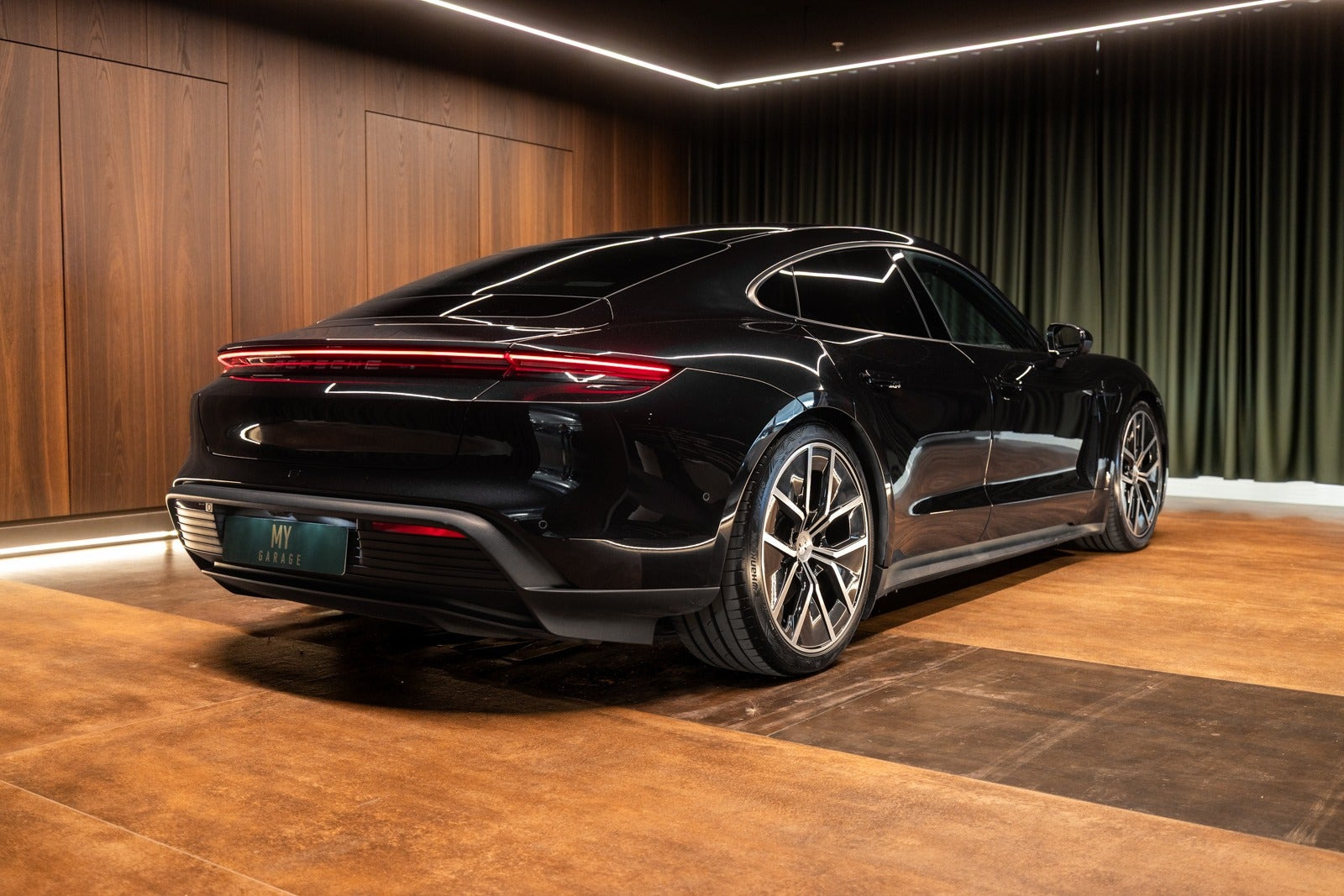 Sort Porsche Taycan fra 2025