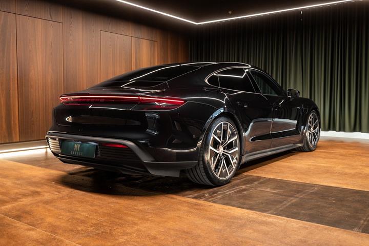 Sort Porsche Taycan fra 2025