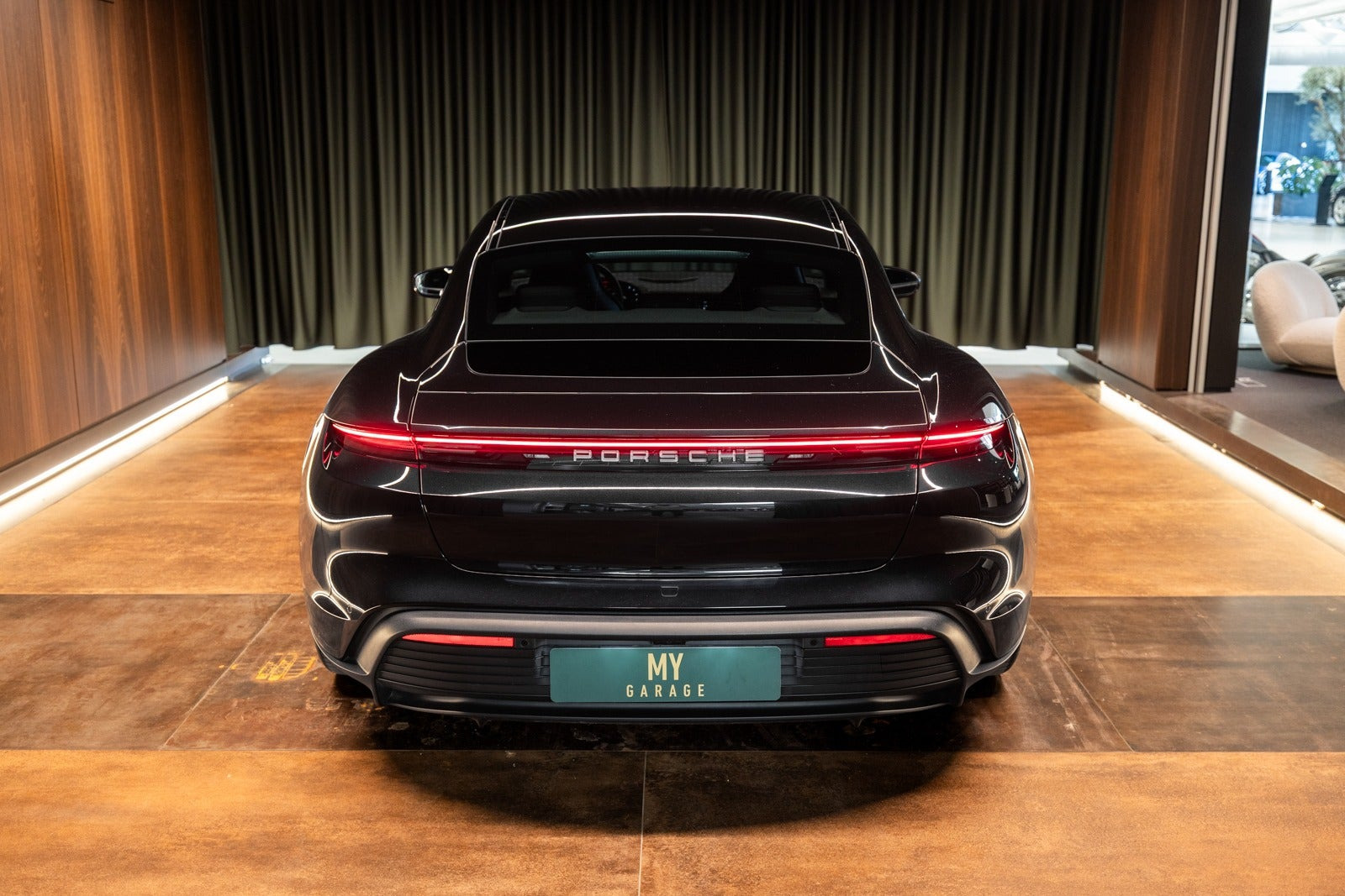 Sort Porsche Taycan fra 2025