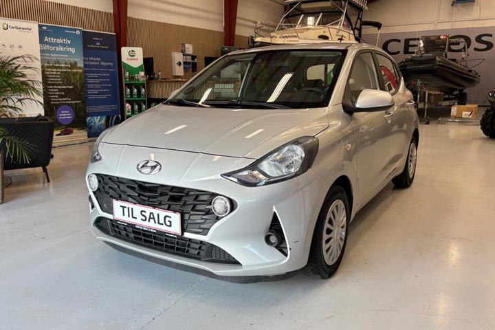 Sølv Hyundai i10 fra 2021