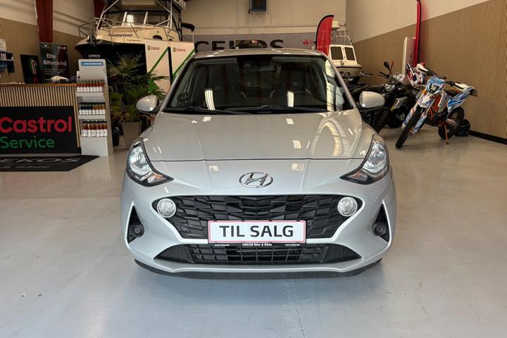 Sølv Hyundai i10 fra 2021