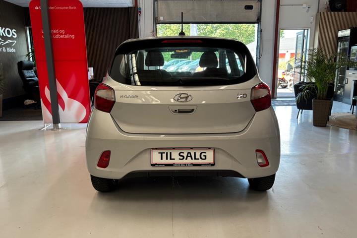 Sølv Hyundai i10 fra 2021