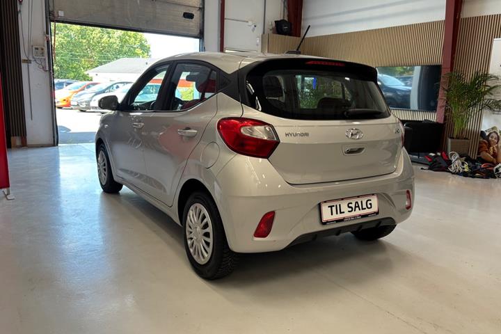 Sølv Hyundai i10 fra 2021