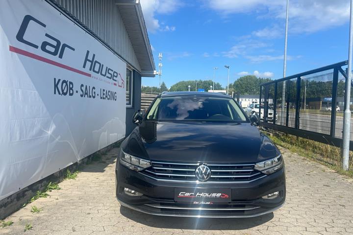 Grå VW Passat fra 2021
