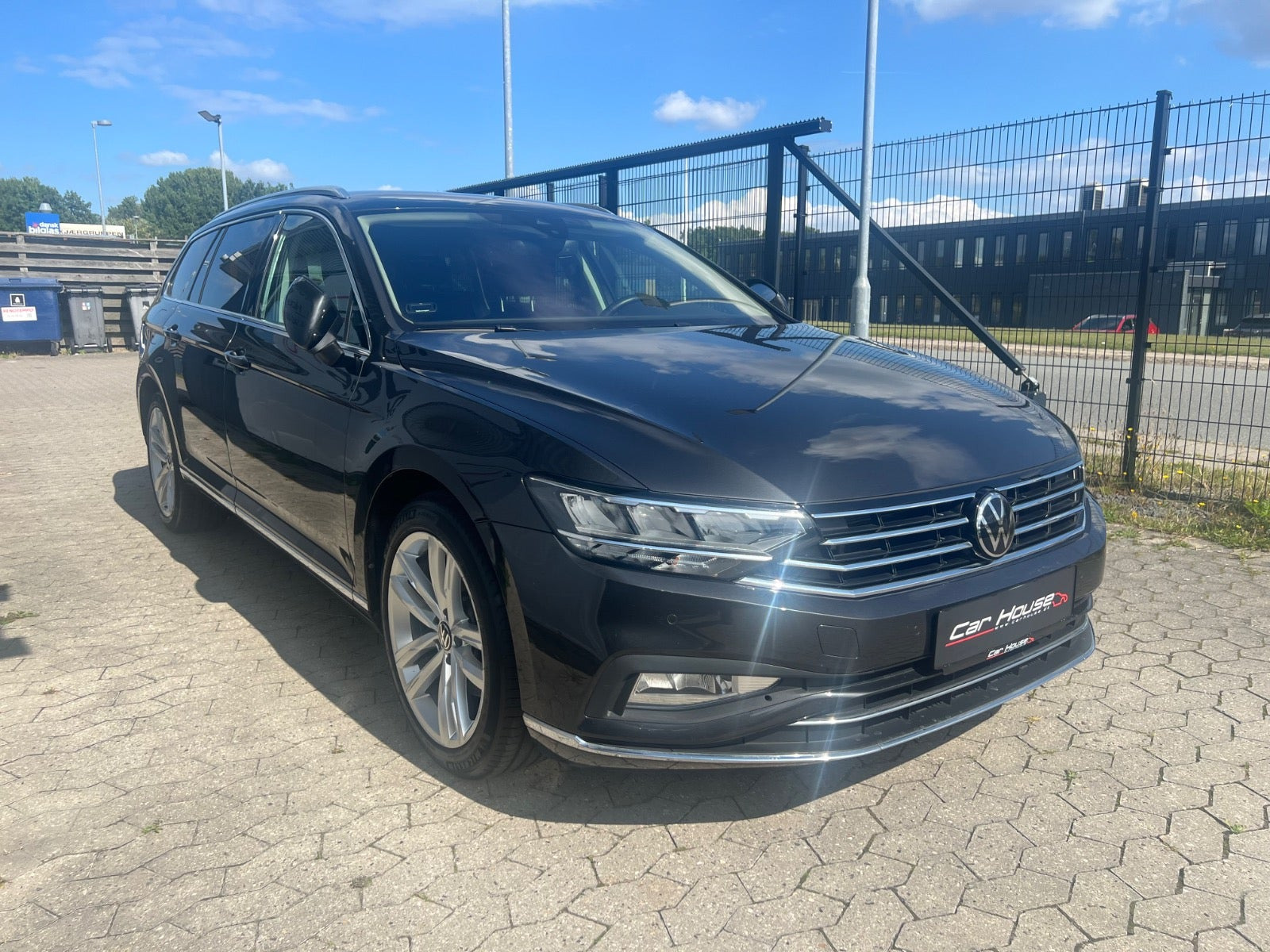 Grå VW Passat fra 2021
