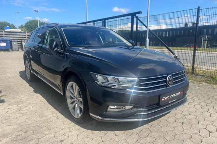 Grå VW Passat fra 2021