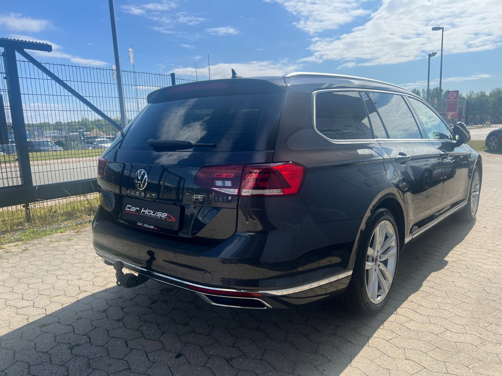 Grå VW Passat fra 2021