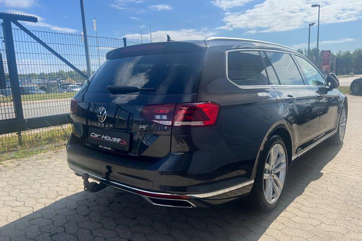 Grå VW Passat fra 2021