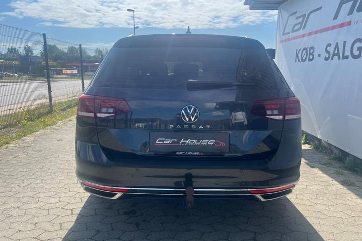 Grå VW Passat fra 2021