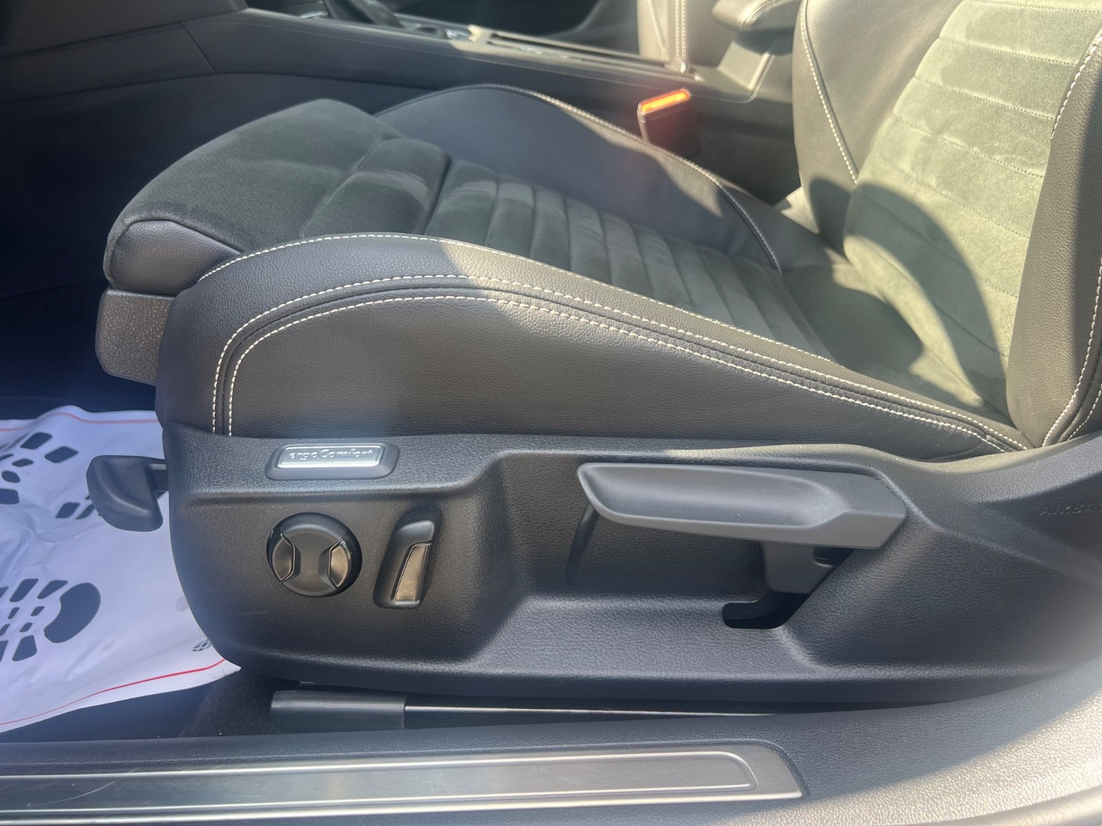 Grå VW Passat fra 2021