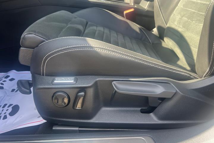 Grå VW Passat fra 2021
