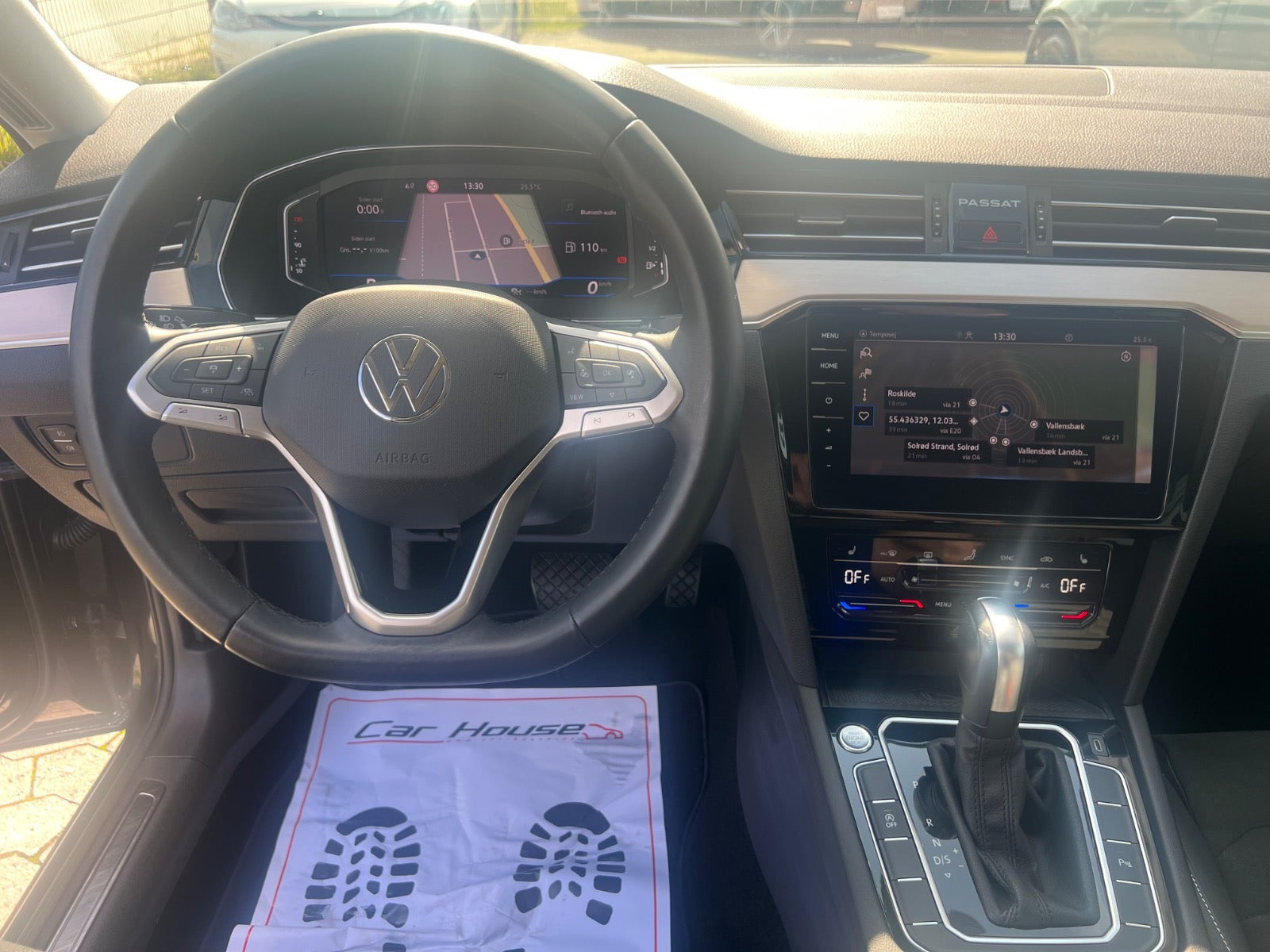 Grå VW Passat fra 2021