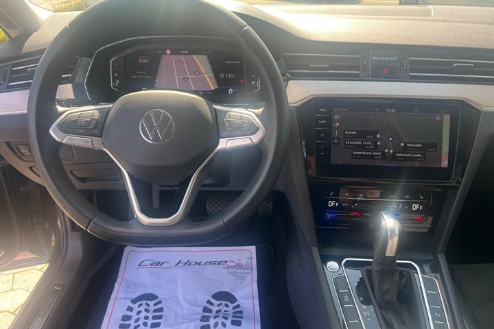 Grå VW Passat fra 2021