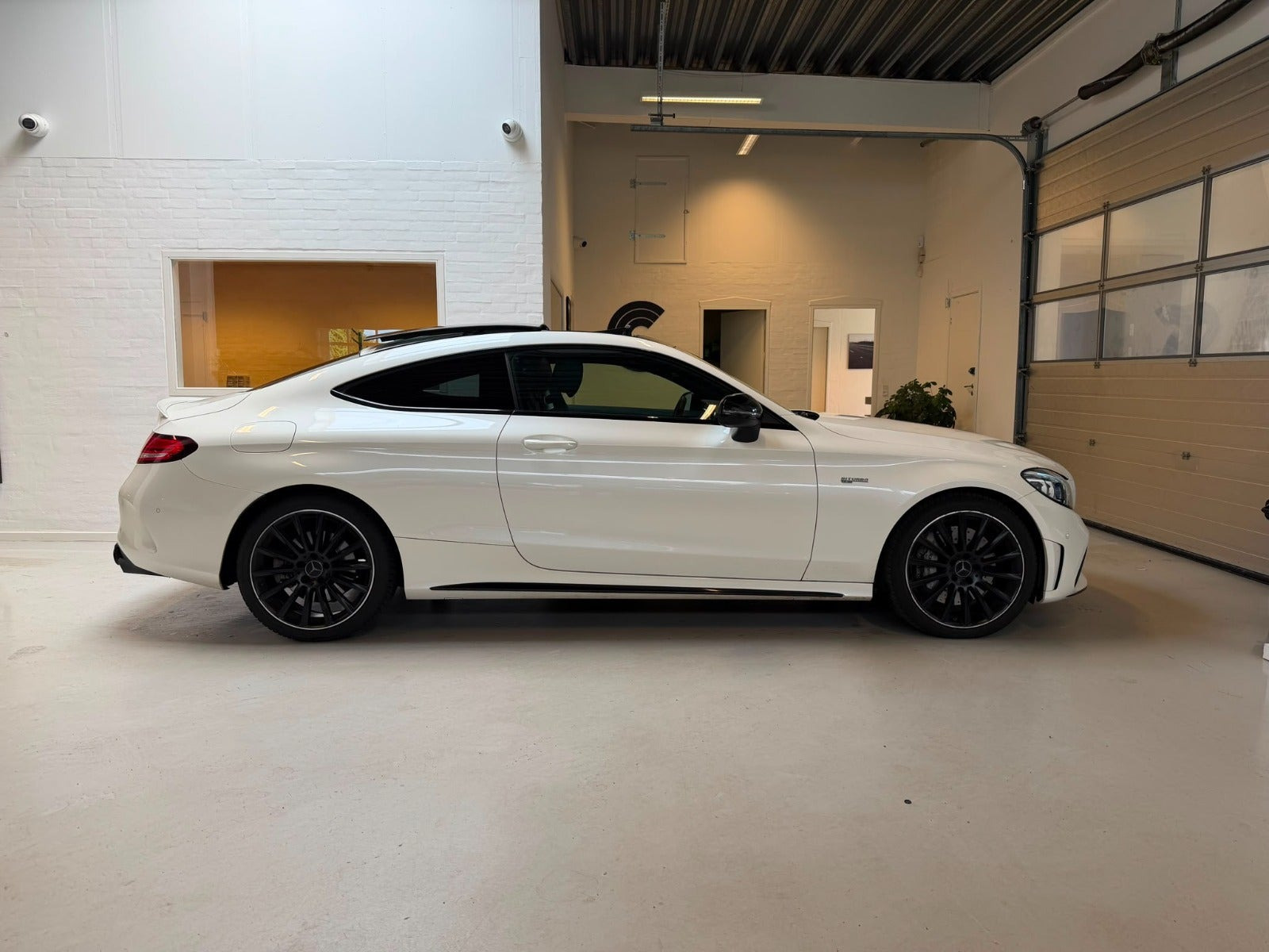 Hvid Mercedes C43 fra 2020