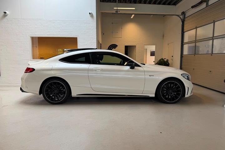 Hvid Mercedes C43 fra 2020