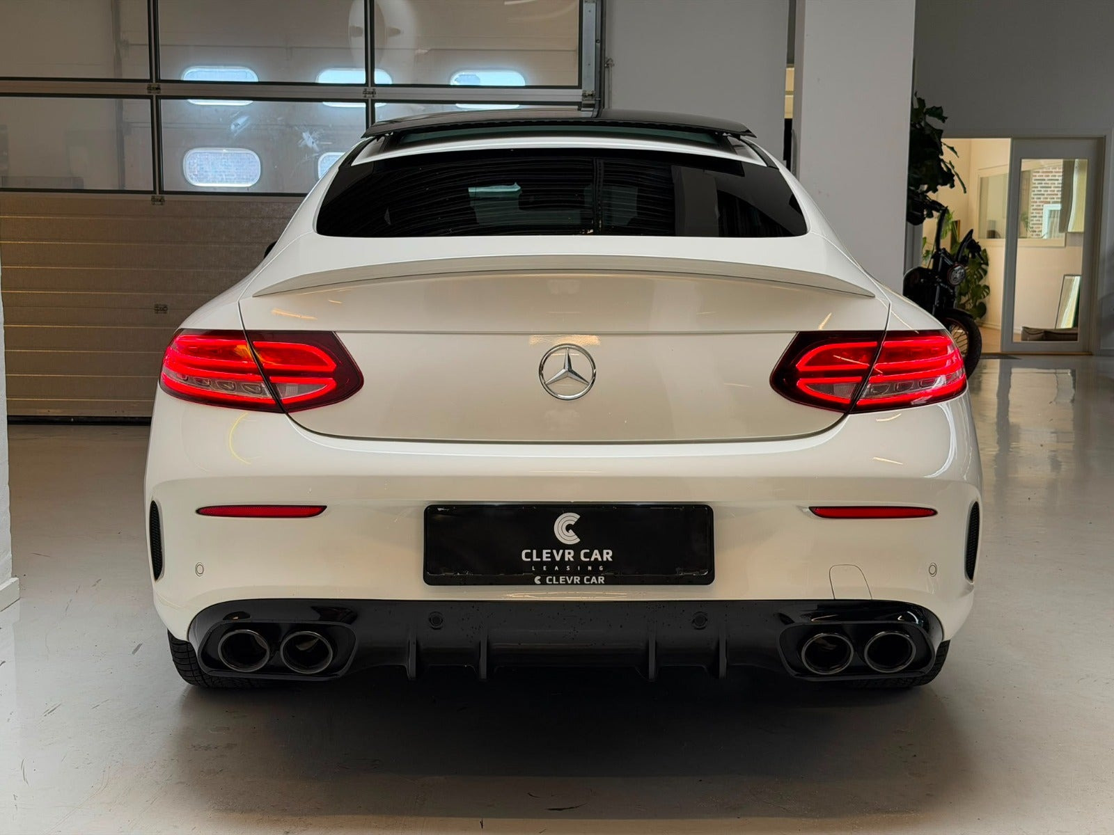 Hvid Mercedes C43 fra 2020