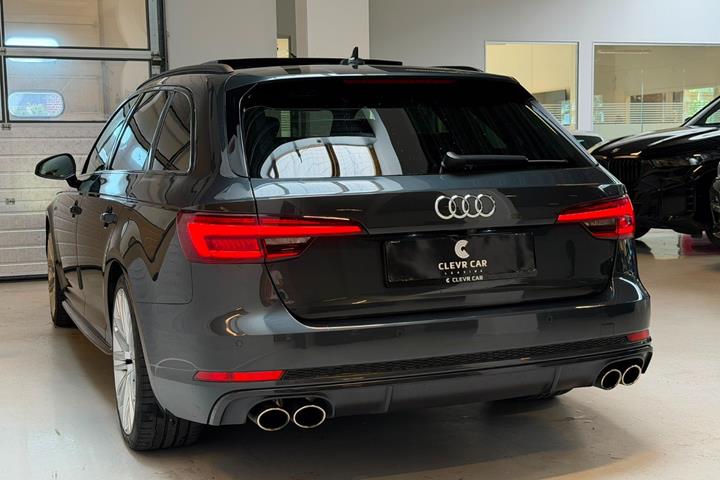 Grå Audi S4 fra 2018