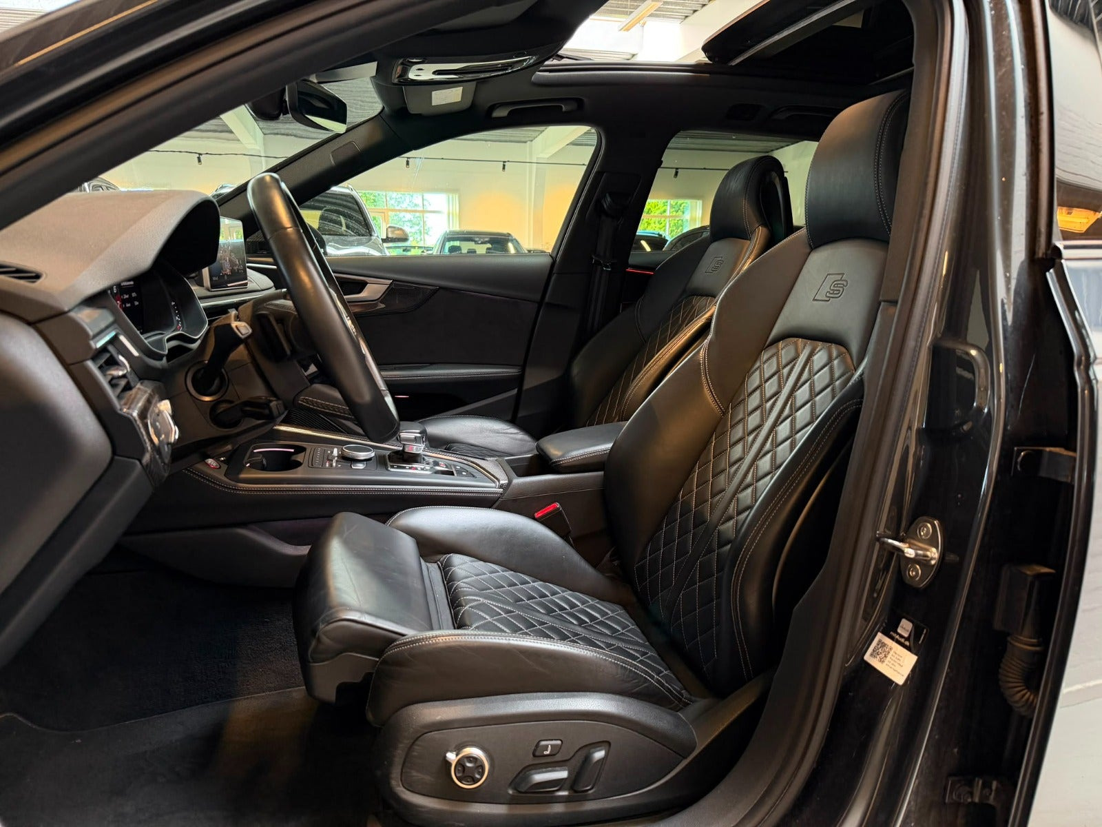 Grå Audi S4 fra 2018