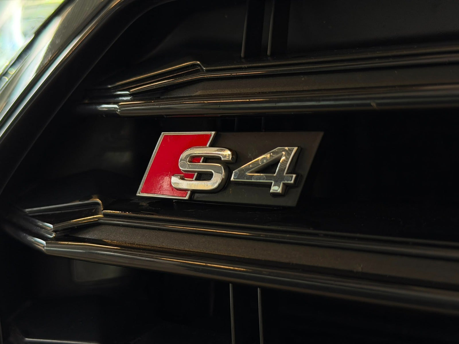 Grå Audi S4 fra 2018
