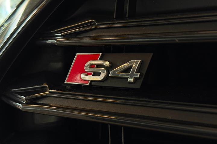 Grå Audi S4 fra 2018