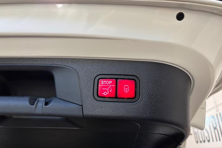 Hvid Mercedes EQC400 fra 2020