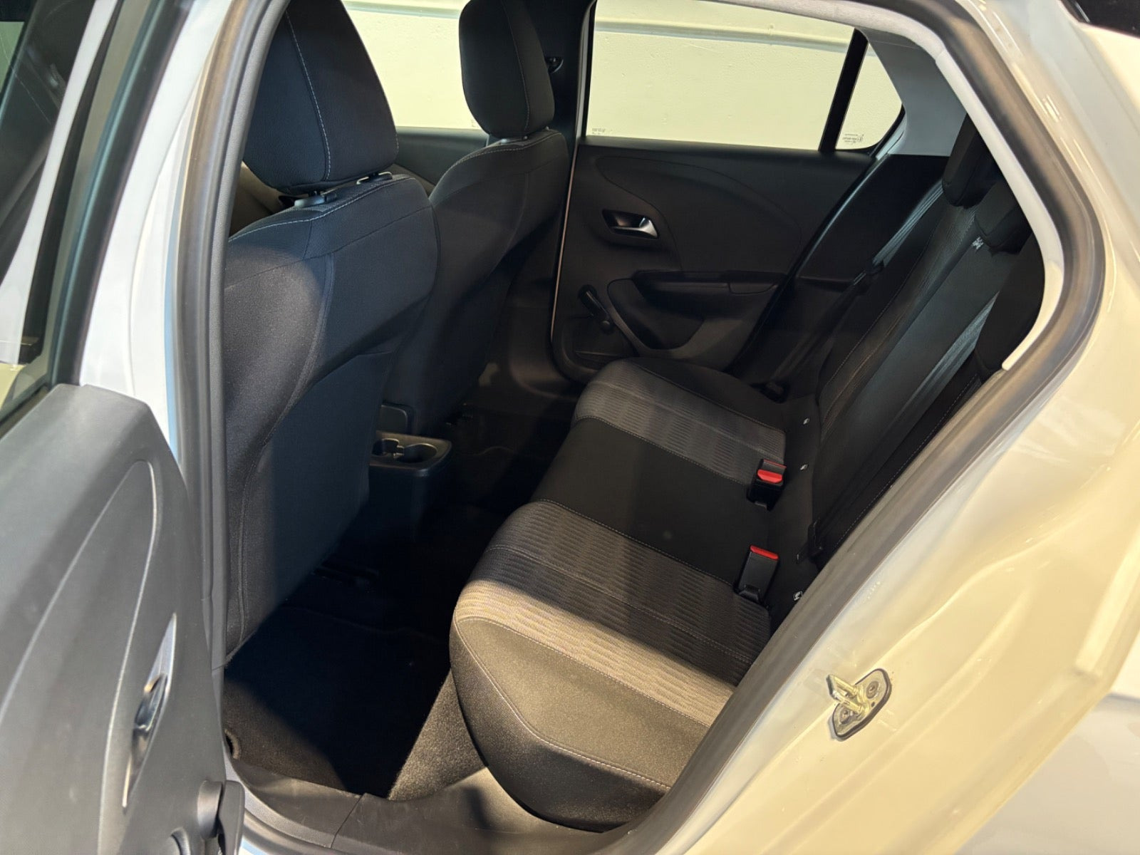 Hvid Opel Corsa fra 2022