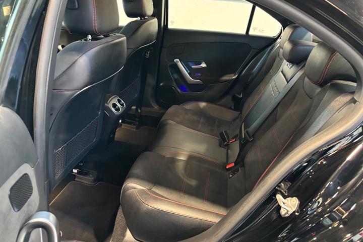 Sort Mercedes A180 d fra 2021