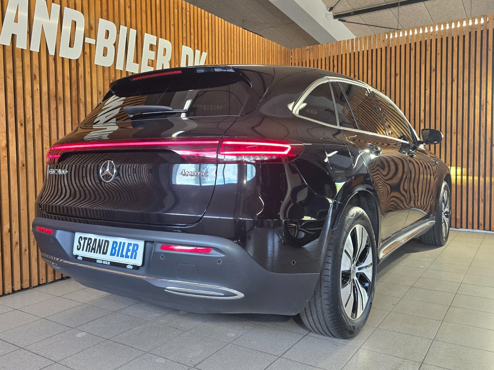 Sort Mercedes EQC400 fra 2023