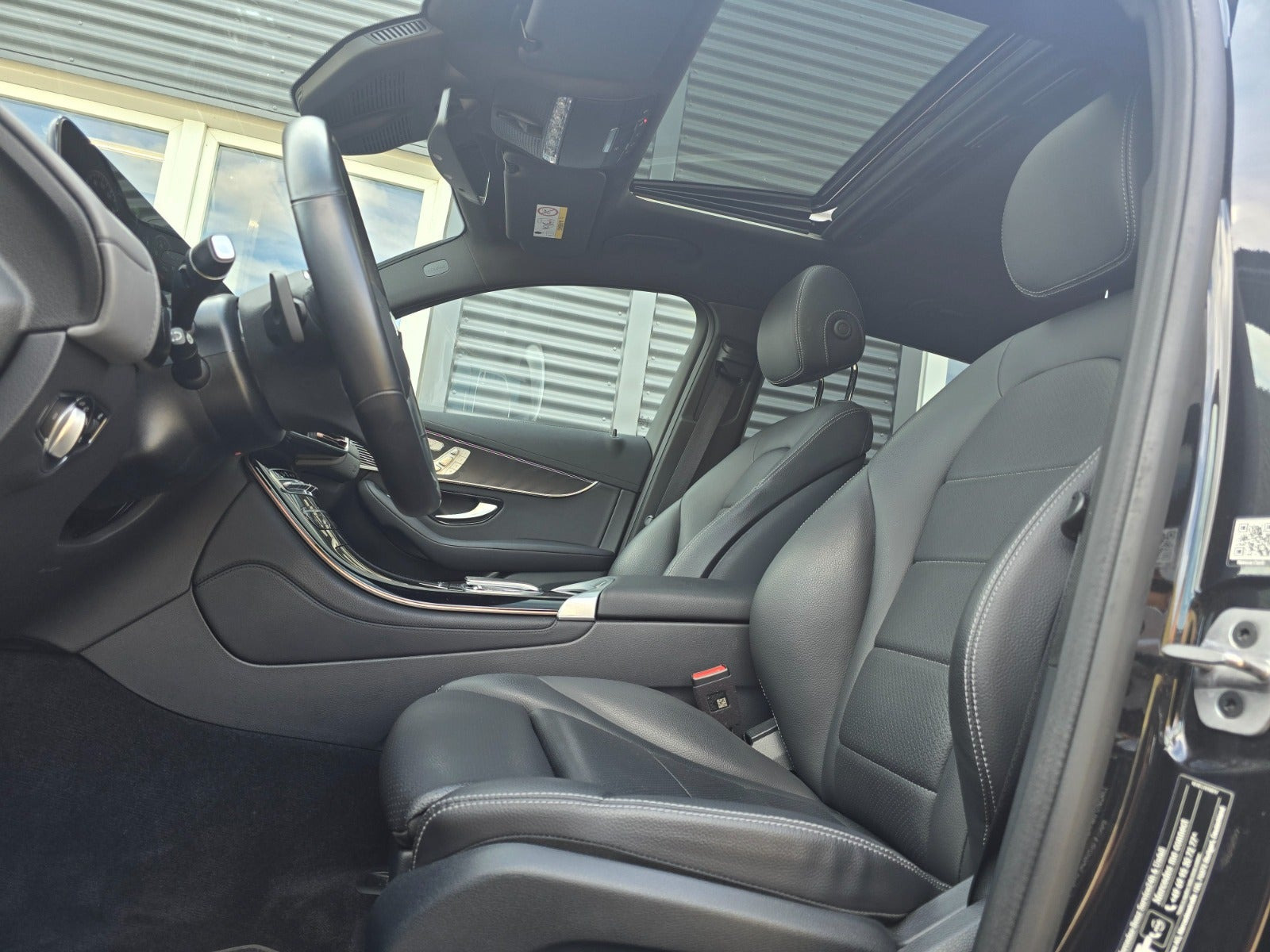 Sort Mercedes EQC400 fra 2023