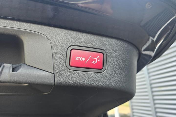 Sort Mercedes EQC400 fra 2023