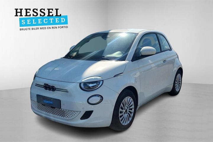 Hvid Fiat 500e fra 2024 set udefra