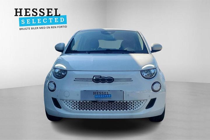Hvid Fiat 500e fra 2024